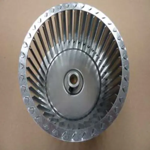 Remeha Ventilatorrad mit radialen Lamellen, das auf der Unterseite eine zentrale Bohrung aufweist. Das Design ist funktional und eignet sich für Luftzirkulation.